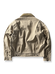 製品画像: アメリカンヴィンテージ加工のショートジャケット正面画像、ルーズシルエットとヴィンテージ感が特徴。
詳細画像: コーデュロイ襟とウォッシュ加工のディテール画像、レトロな雰囲気を強調。