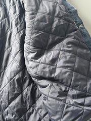 製品画像: ウォッシュダメージ二つポケットデニムジャケットの全体画像、ユニークなダメージデザインが際立つ。
詳細画像: デニムのダメージ加工とウォッシュディテールのクローズアップ画像、ヴィンテージ感を強調。