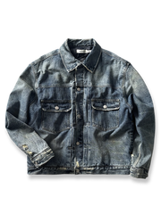 製品画像: ウォッシュダメージ二つポケットデニムジャケットの全体画像、ユニークなダメージデザインが際立つ。
詳細画像: デニムのダメージ加工とウォッシュディテールのクローズアップ画像、ヴィンテージ感を強調。