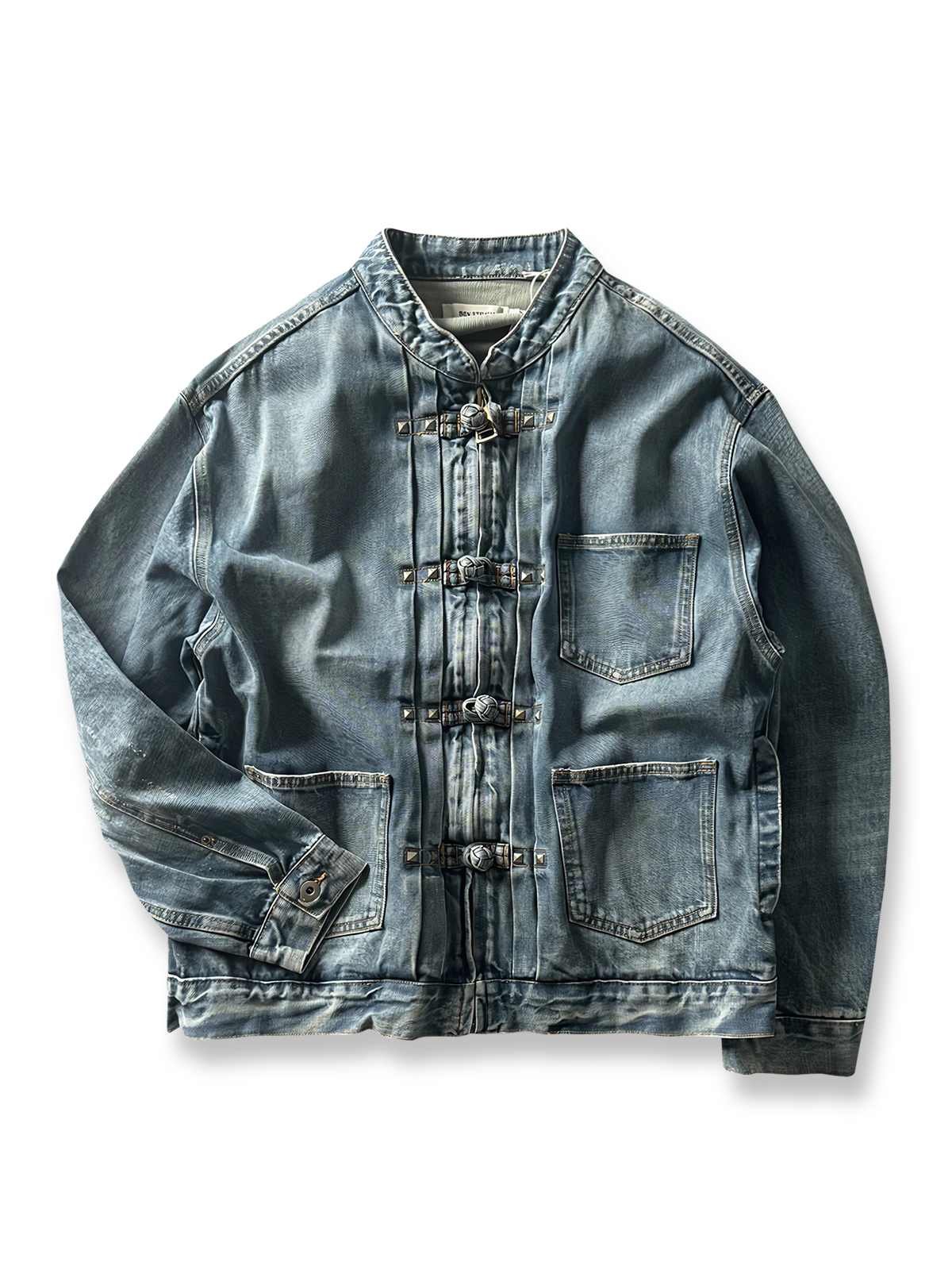 製品画像: チャイニーズボタンヴィンテージデニムジャケットの正面画像、東洋と西洋のデザインが融合したユニークなスタイル。
詳細画像: チャイニーズボタンとウォッシュ加工のディテール画像、質感を際立たせる。