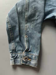 製品画像: チャイニーズボタンヴィンテージデニムジャケットの正面画像、東洋と西洋のデザインが融合したユニークなスタイル。
詳細画像: チャイニーズボタンとウォッシュ加工のディテール画像、質感を際立たせる。