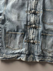 製品画像: チャイニーズボタンヴィンテージデニムジャケットの正面画像、東洋と西洋のデザインが融合したユニークなスタイル。
詳細画像: チャイニーズボタンとウォッシュ加工のディテール画像、質感を際立たせる。