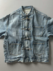 製品画像: チャイニーズボタンヴィンテージデニムジャケットの正面画像、東洋と西洋のデザインが融合したユニークなスタイル。
詳細画像: チャイニーズボタンとウォッシュ加工のディテール画像、質感を際立たせる。