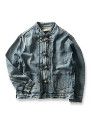製品画像: チャイニーズボタンヴィンテージデニムジャケットの正面画像、東洋と西洋のデザインが融合したユニークなスタイル。
詳細画像: チャイニーズボタンとウォッシュ加工のディテール画像、質感を際立たせる。