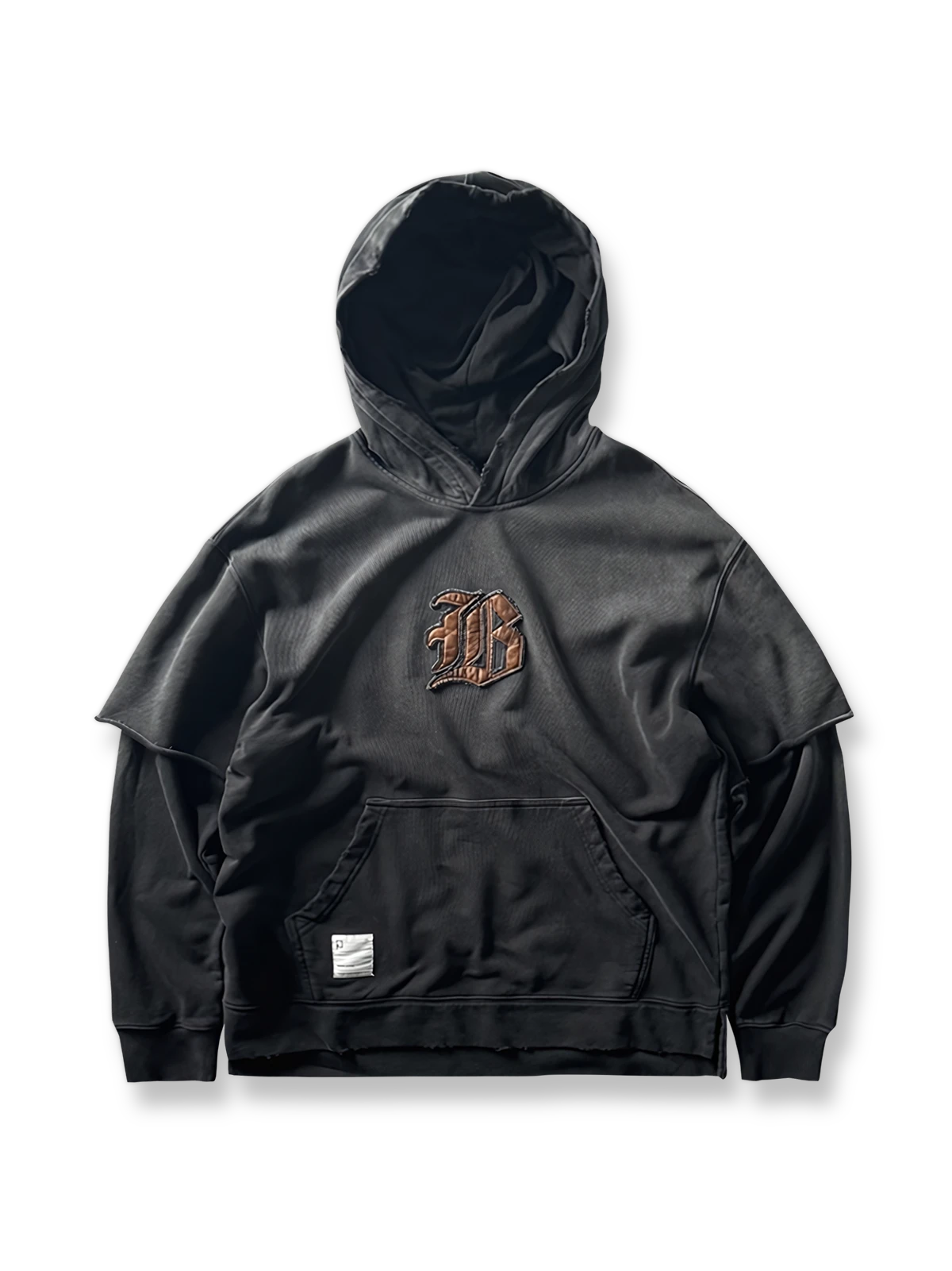 製品画像: ヴィンテージ加工のピグメント染めフード付きパーカーの全体画像、ヘビーウェイトで快適な着心地。
詳細画像: パーカーのピグメント染めとロゴ刺繍のディテール画像、独特の風合いを強調。