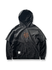 製品画像: ヴィンテージ加工のピグメント染めフード付きパーカーの全体画像、ヘビーウェイトで快適な着心地。
詳細画像: パーカーのピグメント染めとロゴ刺繍のディテール画像、独特の風合いを強調。