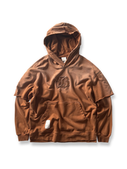 製品画像: ヴィンテージ加工のピグメント染めフード付きパーカーの全体画像、ヘビーウェイトで快適な着心地。
詳細画像: パーカーのピグメント染めとロゴ刺繍のディテール画像、独特の風合いを強調。