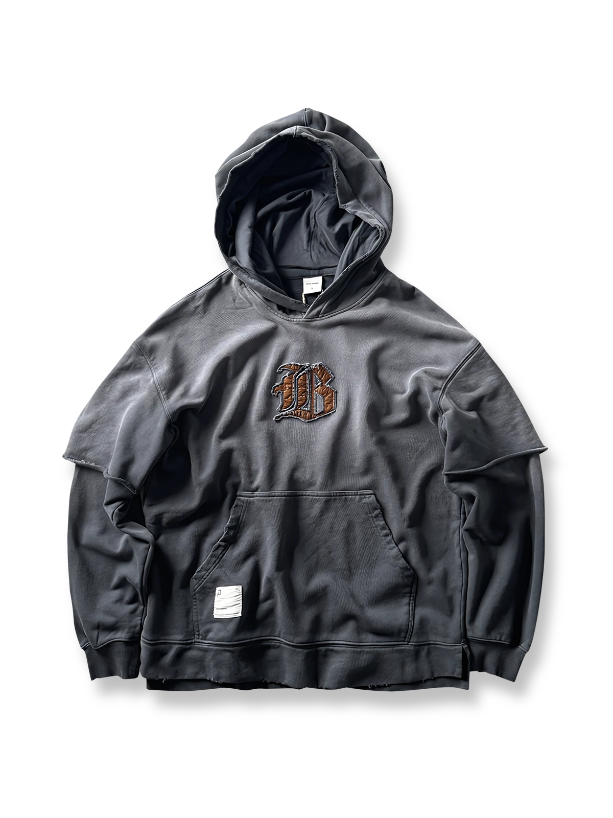 製品画像: ヴィンテージ加工のピグメント染めフード付きパーカーの全体画像、ヘビーウェイトで快適な着心地。
詳細画像: パーカーのピグメント染めとロゴ刺繍のディテール画像、独特の風合いを強調。