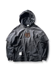 製品画像: ヴィンテージ加工のピグメント染めフード付きパーカーの全体画像、ヘビーウェイトで快適な着心地。
詳細画像: パーカーのピグメント染めとロゴ刺繍のディテール画像、独特の風合いを強調。