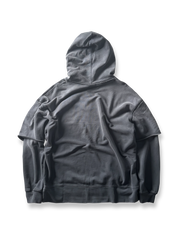 製品画像: ヴィンテージ加工のピグメント染めフード付きパーカーの全体画像、ヘビーウェイトで快適な着心地。
詳細画像: パーカーのピグメント染めとロゴ刺繍のディテール画像、独特の風合いを強調。