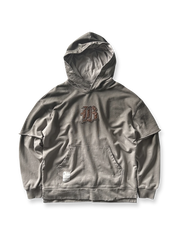 製品画像: ヴィンテージ加工のピグメント染めフード付きパーカーの全体画像、ヘビーウェイトで快適な着心地。
詳細画像: パーカーのピグメント染めとロゴ刺繍のディテール画像、独特の風合いを強調。