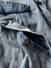 製品画像: アメリカンヴィンテージスタイルのスタンドカラーデニムジャケットの全体画像、ヘビーウェイトでタフなデザイン。
詳細画像: デニムジャケットのウォッシュ加工ディテール画像、ヴィンテージ感を強調。