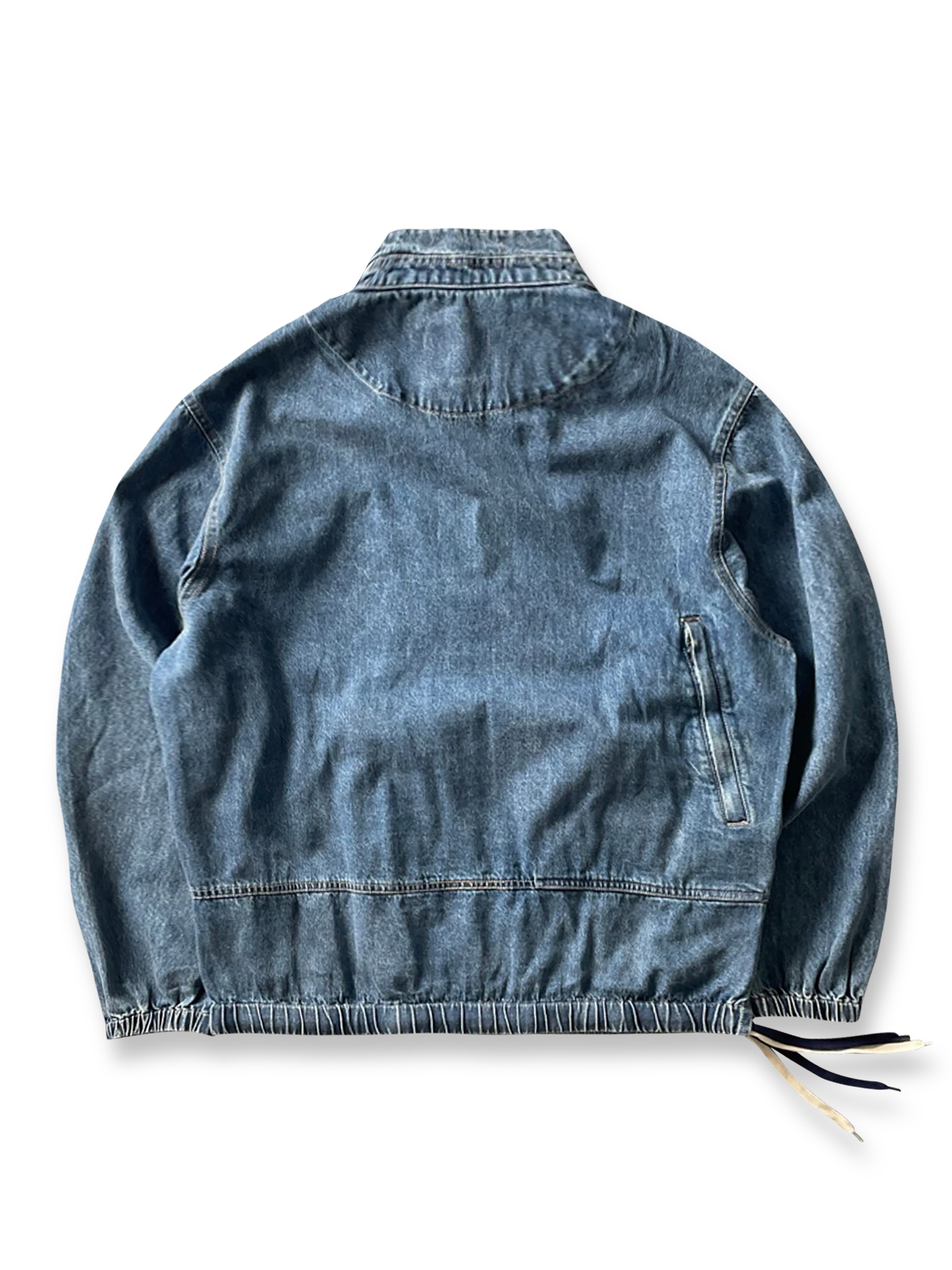 製品画像: アメリカンヴィンテージスタイルのスタンドカラーデニムジャケットの全体画像、ヘビーウェイトでタフなデザイン。
詳細画像: デニムジャケットのウォッシュ加工ディテール画像、ヴィンテージ感を強調。