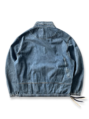 製品画像: アメリカンヴィンテージスタイルのスタンドカラーデニムジャケットの全体画像、ヘビーウェイトでタフなデザイン。
詳細画像: デニムジャケットのウォッシュ加工ディテール画像、ヴィンテージ感を強調。