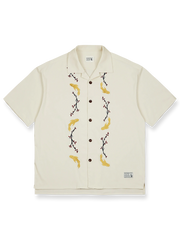 製品画像: ブラウンレッドの梅花錦鯉刺繍キューバシャツ正面展示