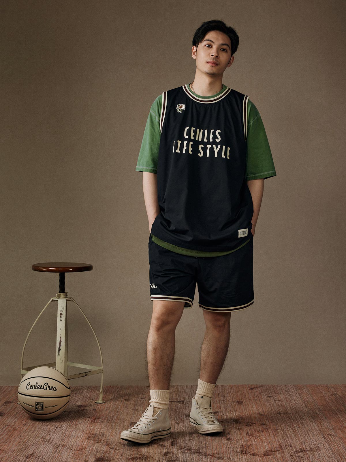 モデル画像: モデルが着用する速乾プリントトレーニングショートパンツの展示効果