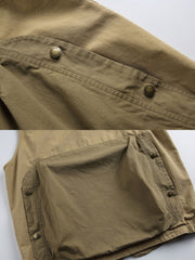 ノマドジャーナリストシャツの正面デザイン。1954年ベトナム戦争時のAP通信戦地カメラマンの装備を再現したミリタリーギア風デザインで、3つのフラップ付きポケットと軽量梭織(しょうしょく)生地が特徴的
詳細画像
マットな5本爪スナップボタンと、戦地カメラマンの実用性を考慮して配置された3つのフラップ付きポケットのディテール特写。独自のシワ加工が施され、経年変化を楽しめる仕上がり