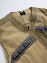 マットな5本爪スナップボタンと、戦地カメラマンの実用性を考慮して配置された3つのフラップ付きポケットのディテール特写。独自のシワ加工が施され、経年変化を楽しめる仕上がり