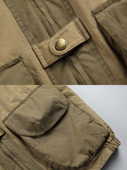 ノマドジャーナリストシャツの正面デザイン。1954年ベトナム戦争時のAP通信戦地カメラマンの装備を再現したミリタリーギア風デザインで、3つのフラップ付きポケットと軽量梭織(しょうしょく)生地が特徴的
詳細画像
マットな5本爪スナップボタンと、戦地カメラマンの実用性を考慮して配置された3つのフラップ付きポケットのディテール特写。独自のシワ加工が施され、経年変化を楽しめる仕上がり