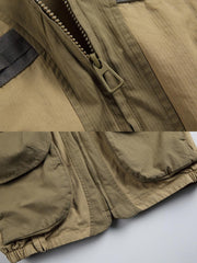 ノマドジャーナリストシャツの正面デザイン。1954年ベトナム戦争時のAP通信戦地カメラマンの装備を再現したミリタリーギア風デザインで、3つのフラップ付きポケットと軽量梭織(しょうしょく)生地が特徴的
詳細画像
マットな5本爪スナップボタンと、戦地カメラマンの実用性を考慮して配置された3つのフラップ付きポケットのディテール特写。独自のシワ加工が施され、経年変化を楽しめる仕上がり