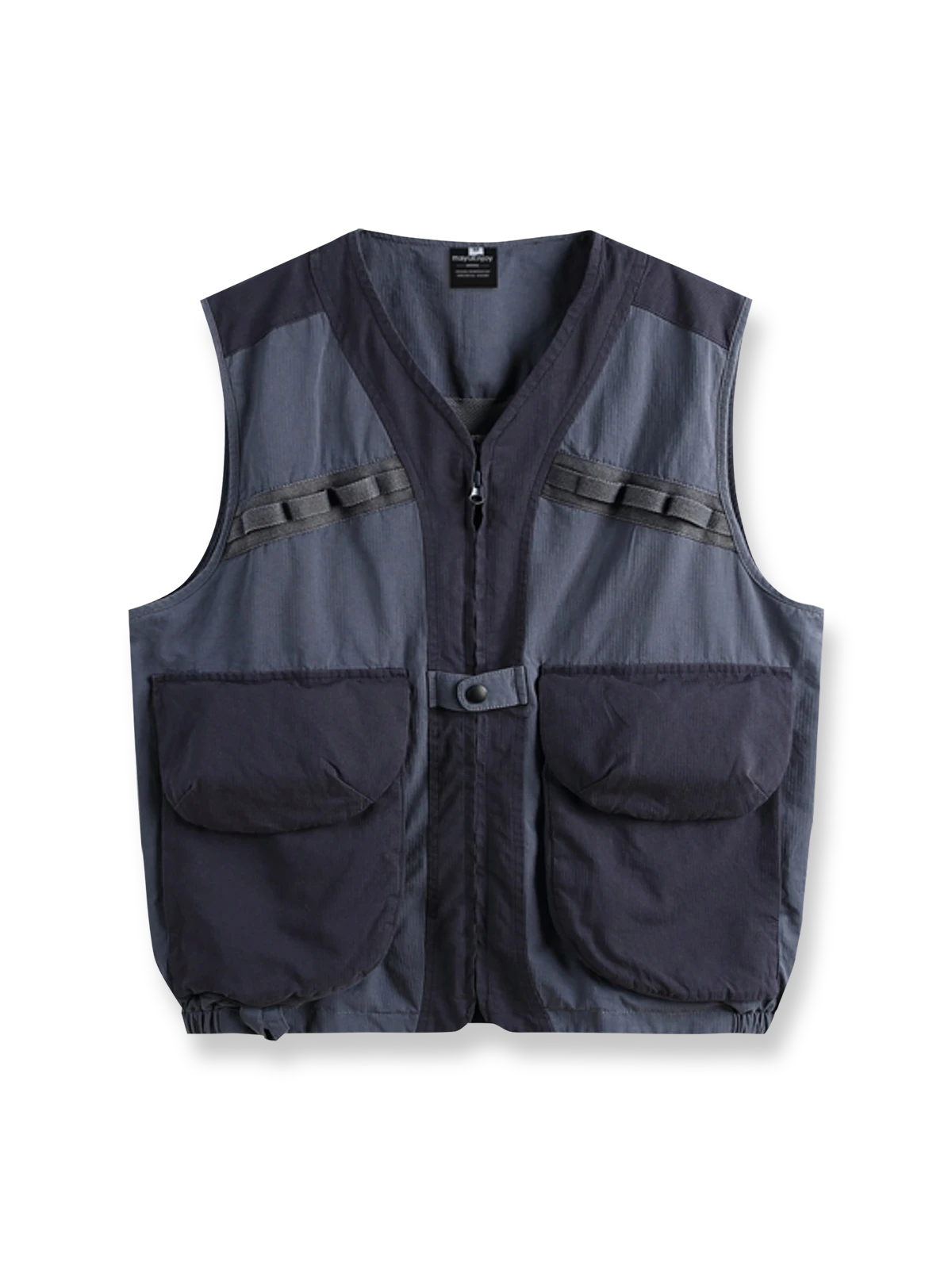 ノマドジャーナリストシャツの正面デザイン。1954年ベトナム戦争時のAP通信戦地カメラマンの装備を再現したミリタリーギア風デザインで、3つのフラップ付きポケットと軽量梭織(しょうしょく)生地が特徴的