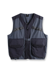 ノマドジャーナリストシャツの正面デザイン。1954年ベトナム戦争時のAP通信戦地カメラマンの装備を再現したミリタリーギア風デザインで、3つのフラップ付きポケットと軽量梭織(しょうしょく)生地が特徴的