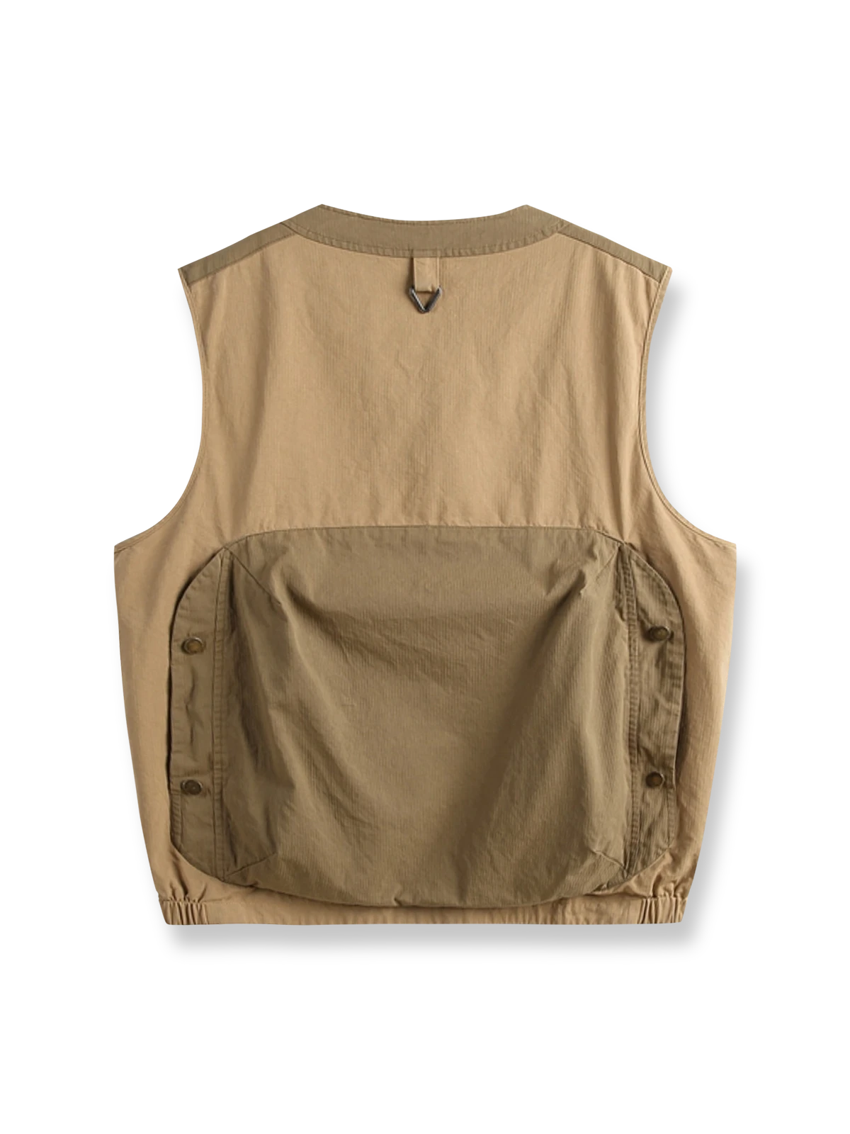 ノマドジャーナリストシャツの正面デザイン。1954年ベトナム戦争時のAP通信戦地カメラマンの装備を再現したミリタリーギア風デザインで、3つのフラップ付きポケットと軽量梭織(しょうしょく)生地が特徴的