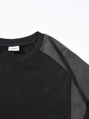 製品画像
「バイカラーパッチワーク クルーネックTシャツの正面全体図。ストリートとレトロスポーツを融合したデザインが特徴で、大胆なバイカラーパッチワークとクラシックなクルーネックの組み合わせが印象的。柔らかいコットン素材を使用し、通気性と耐久性を備えたトレンドアイテム。」
詳細画像
「バイカラーパッチワーク クルーネックTシャツのディテール特写。流れるようなパッチワークラインが視覚的な奥行きと立体感を演出し、高品質コットン素材の柔らかな肌触りと耐久性を強調。ファッション性と実用性を兼ね備えたデザイン。」