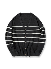製品画像: クラシックなストライプ柄と柔らかなアクリルコットン素材で仕立てたニットカーディガン全体の外観。
詳細画像: 9ゲージの精密な編み目で仕上げたストライプ柄のディテールと、柔らかなアクリルコットン素材のクローズアップ。