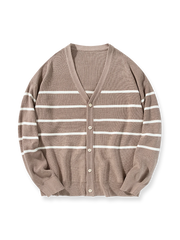 製品画像: クラシックなストライプ柄と柔らかなアクリルコットン素材で仕立てたニットカーディガン全体の外観。
詳細画像: 9ゲージの精密な編み目で仕上げたストライプ柄のディテールと、柔らかなアクリルコットン素材のクローズアップ。