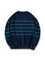 製品画像: クラシックなストライプ柄と柔らかなアクリルコットン素材で仕立てたニットカーディガン全体の外観。
詳細画像: 9ゲージの精密な編み目で仕上げたストライプ柄のディテールと、柔らかなアクリルコットン素材のクローズアップ。