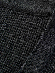 製品画像: クラシックなストライプ柄と柔らかなアクリルコットン素材で仕立てたニットカーディガン全体の外観。
詳細画像: 9ゲージの精密な編み目で仕上げたストライプ柄のディテールと、柔らかなアクリルコットン素材のクローズアップ。