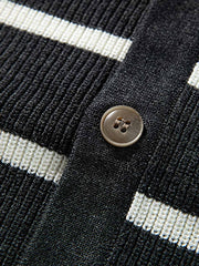 製品画像: クラシックなストライプ柄と柔らかなアクリルコットン素材で仕立てたニットカーディガン全体の外観。
詳細画像: 9ゲージの精密な編み目で仕上げたストライプ柄のディテールと、柔らかなアクリルコットン素材のクローズアップ。