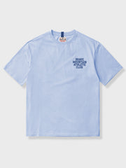 胸に「BRAVE MOUNTAIN ATHLETIC CLUB」のフロッキープリントが施されたマカロンカラーのTシャツ、100%コットン素材。