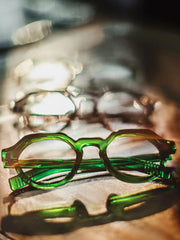 テンプルの金色ロゴプリント、ギザ加工の先端部、フロントのカッティング