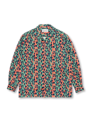 蛇紋パターンを全体にあしらった長袖キューバシャツ、赤×ネイビー系のプリントが際立つ