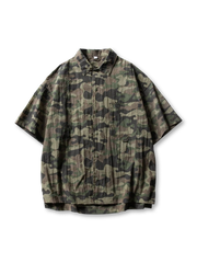 紫系カラーを含む3色迷彩柄の半袖シャツ、ラウンドカットとゆったりシルエットが特徴