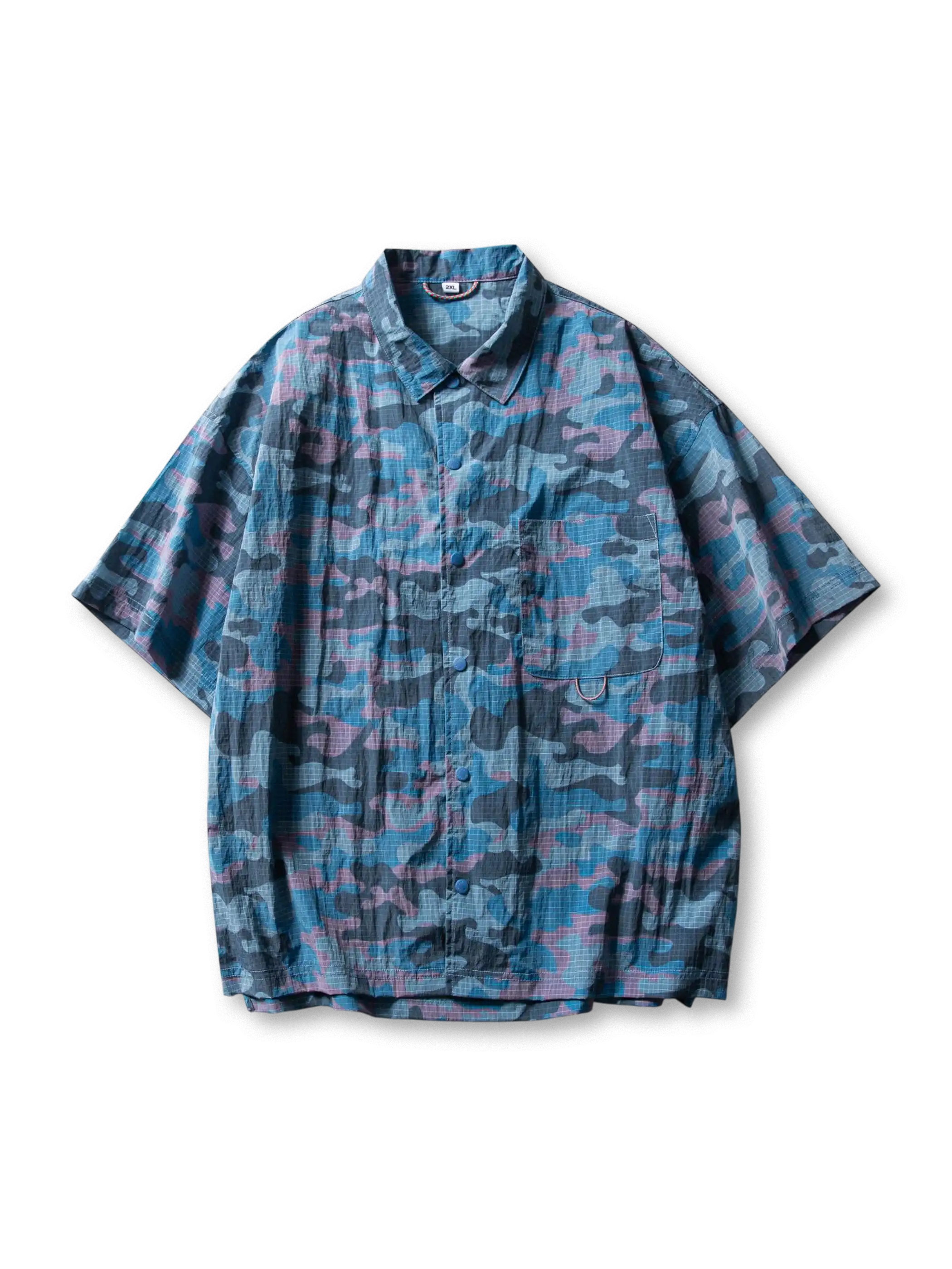 紫系カラーを含む3色迷彩柄の半袖シャツ、ラウンドカットとゆったりシルエットが特徴