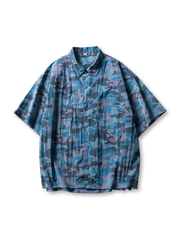 紫系カラーを含む3色迷彩柄の半袖シャツ、ラウンドカットとゆったりシルエットが特徴