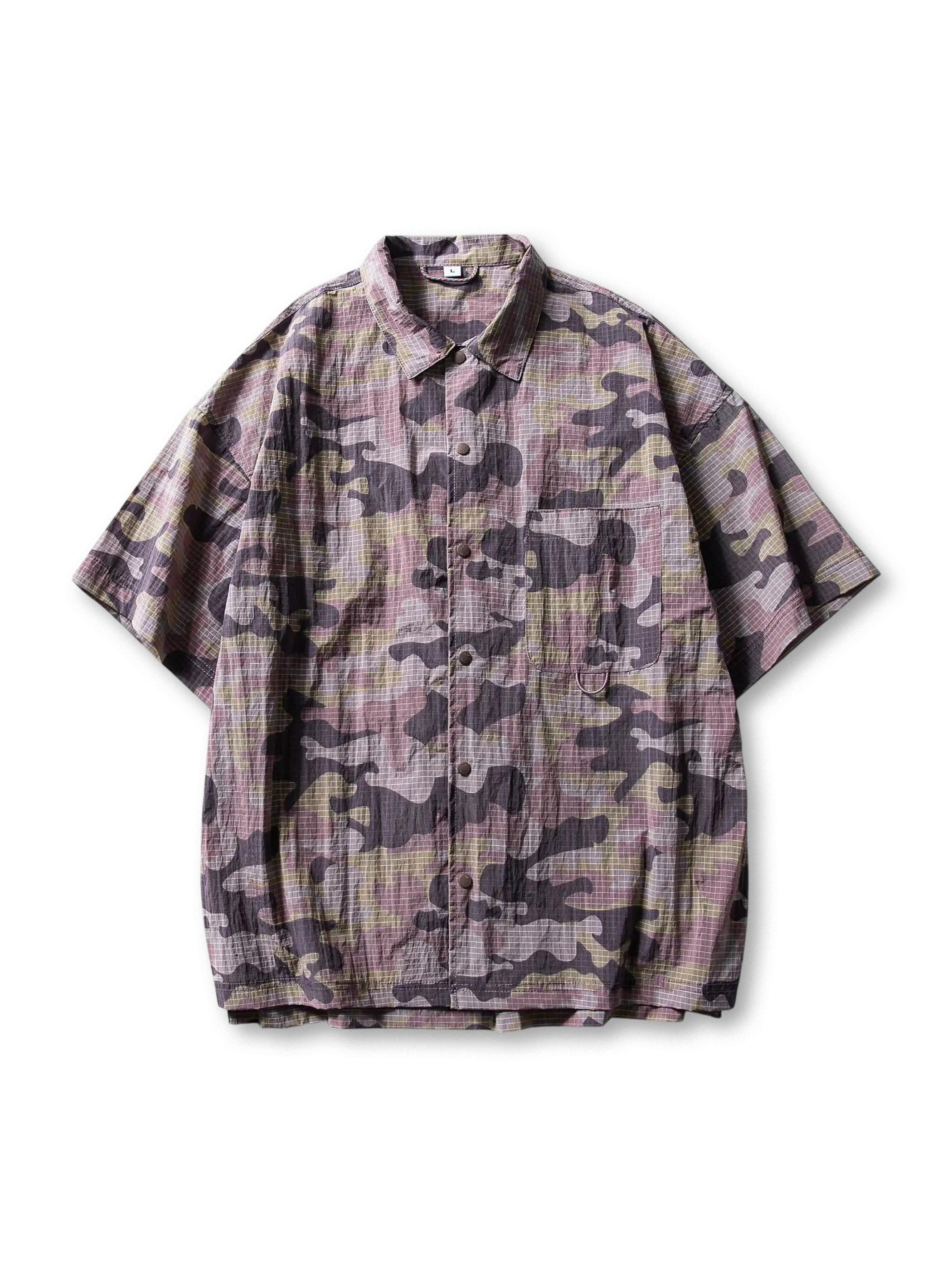 紫系カラーを含む3色迷彩柄の半袖シャツ、ラウンドカットとゆったりシルエットが特徴