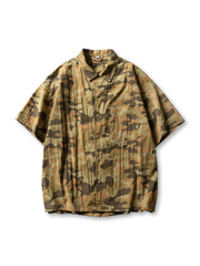 紫系カラーを含む3色迷彩柄の半袖シャツ、ラウンドカットとゆったりシルエットが特徴