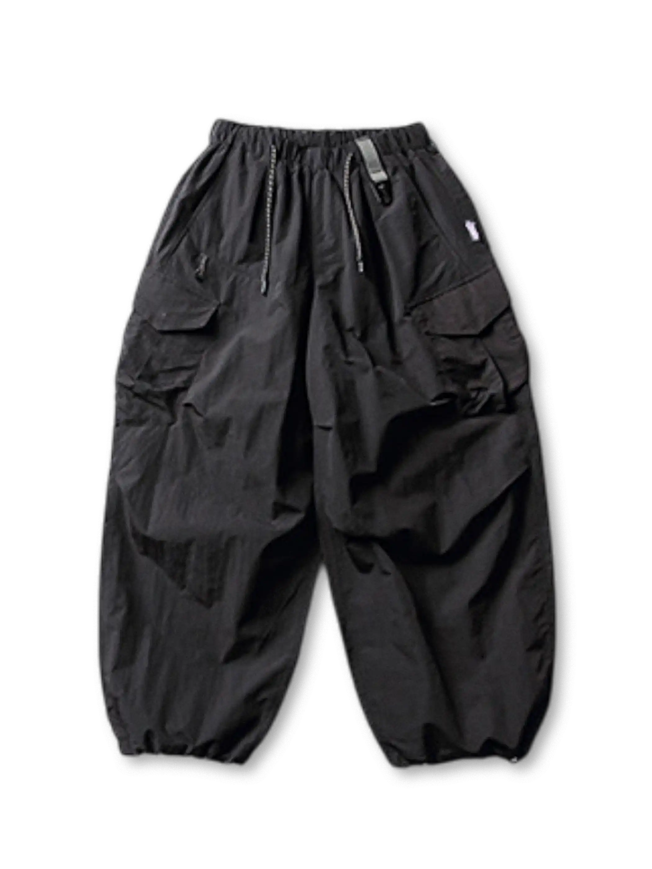 ホワイトベースのパラシュートパンツ、右サイドにジップポケットや大きめポケットが複数確認できる