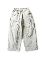 ホワイトベースのパラシュートパンツ、右サイドにジップポケットや大きめポケットが複数確認できる