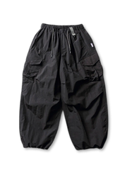 ホワイトベースのパラシュートパンツ、右サイドにジップポケットや大きめポケットが複数確認できる