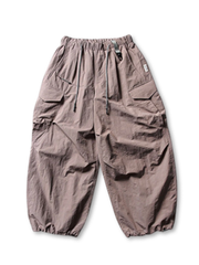 ホワイトベースのパラシュートパンツ、右サイドにジップポケットや大きめポケットが複数確認できる