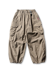 ホワイトベースのパラシュートパンツ、右サイドにジップポケットや大きめポケットが複数確認できる