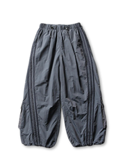 ウエストがゴム仕様のワイドカーゴパンツ、両サイドに3本のストライプが入っている