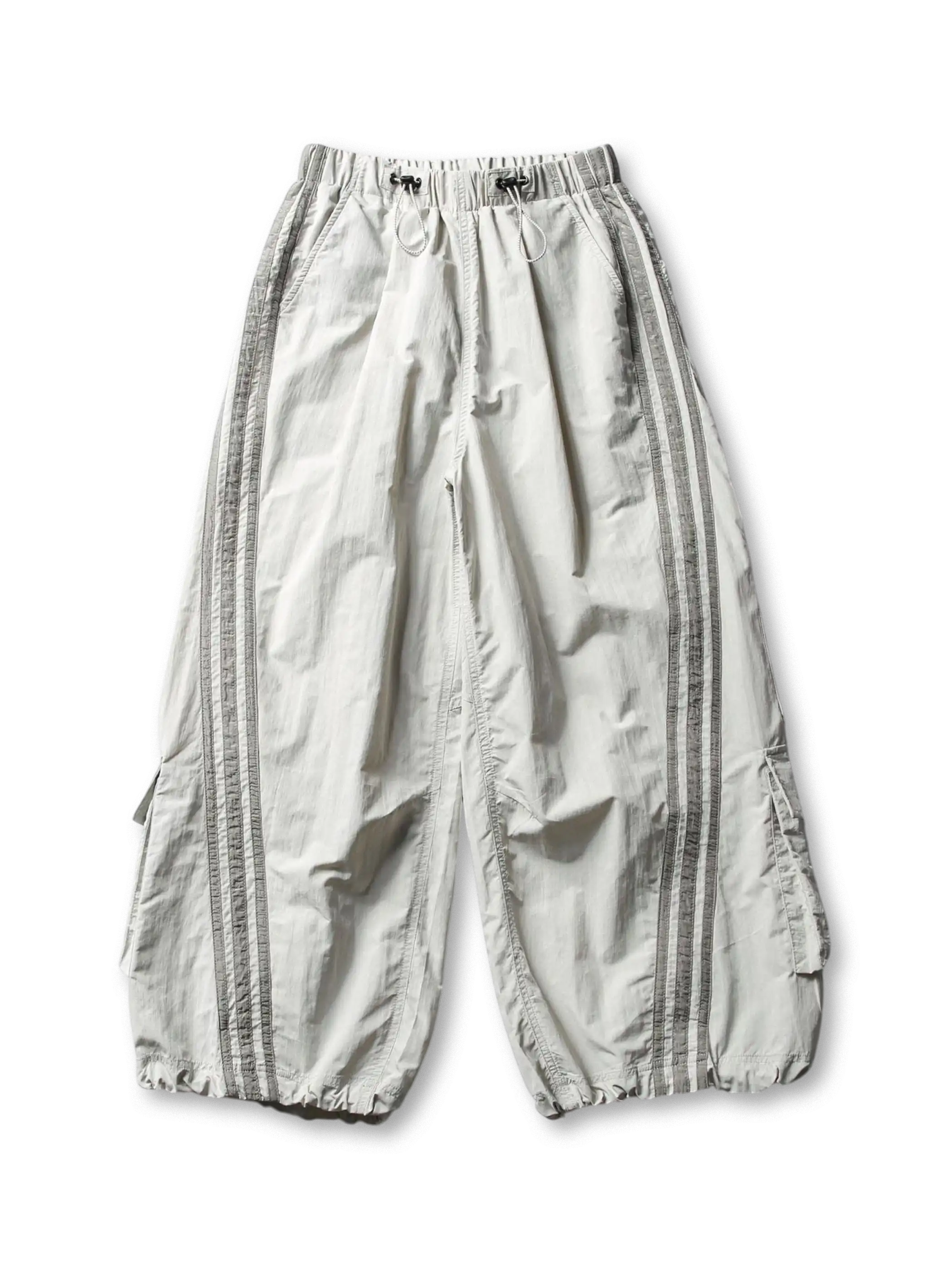 ウエストがゴム仕様のワイドカーゴパンツ、両サイドに3本のストライプが入っている