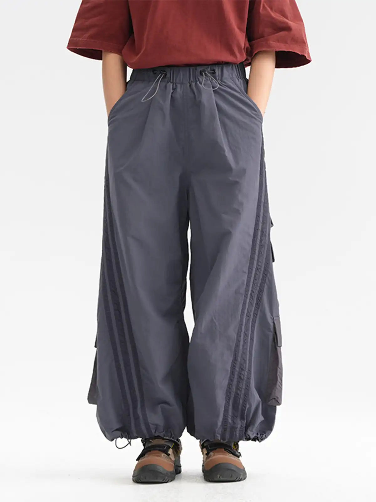 ウエストがゴム仕様のワイドカーゴパンツ、両サイドに3本のストライプが入っている