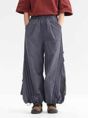 ウエストがゴム仕様のワイドカーゴパンツ、両サイドに3本のストライプが入っている